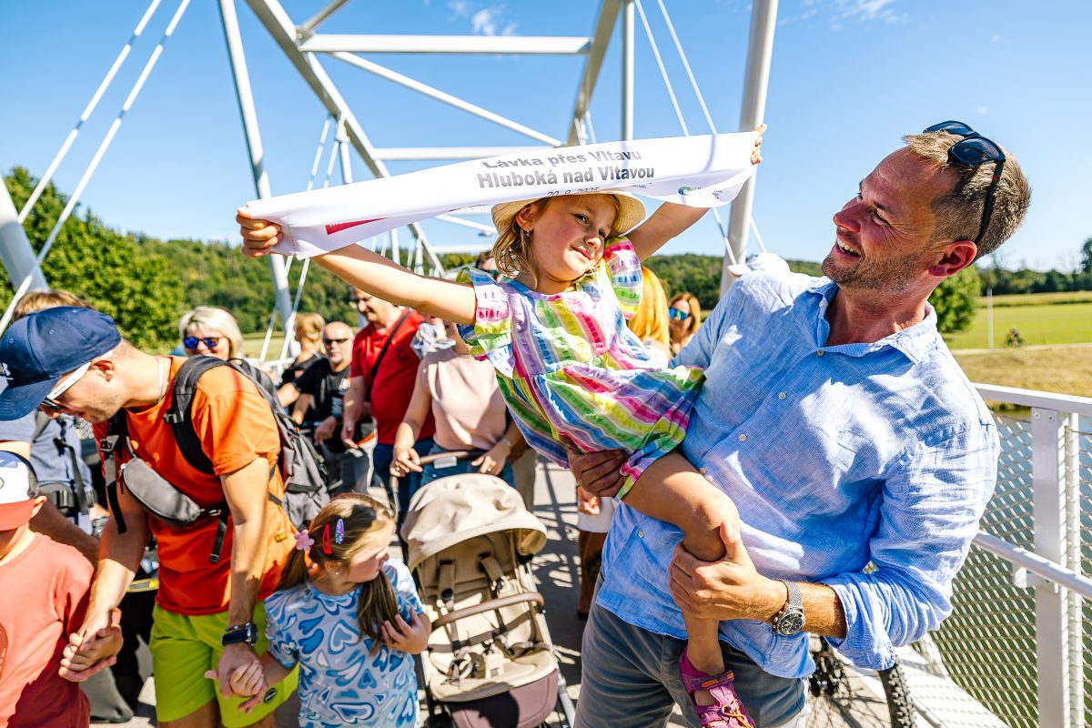 Dívka s otcem slaví otevření lávky v Hluboké nad Vltavou