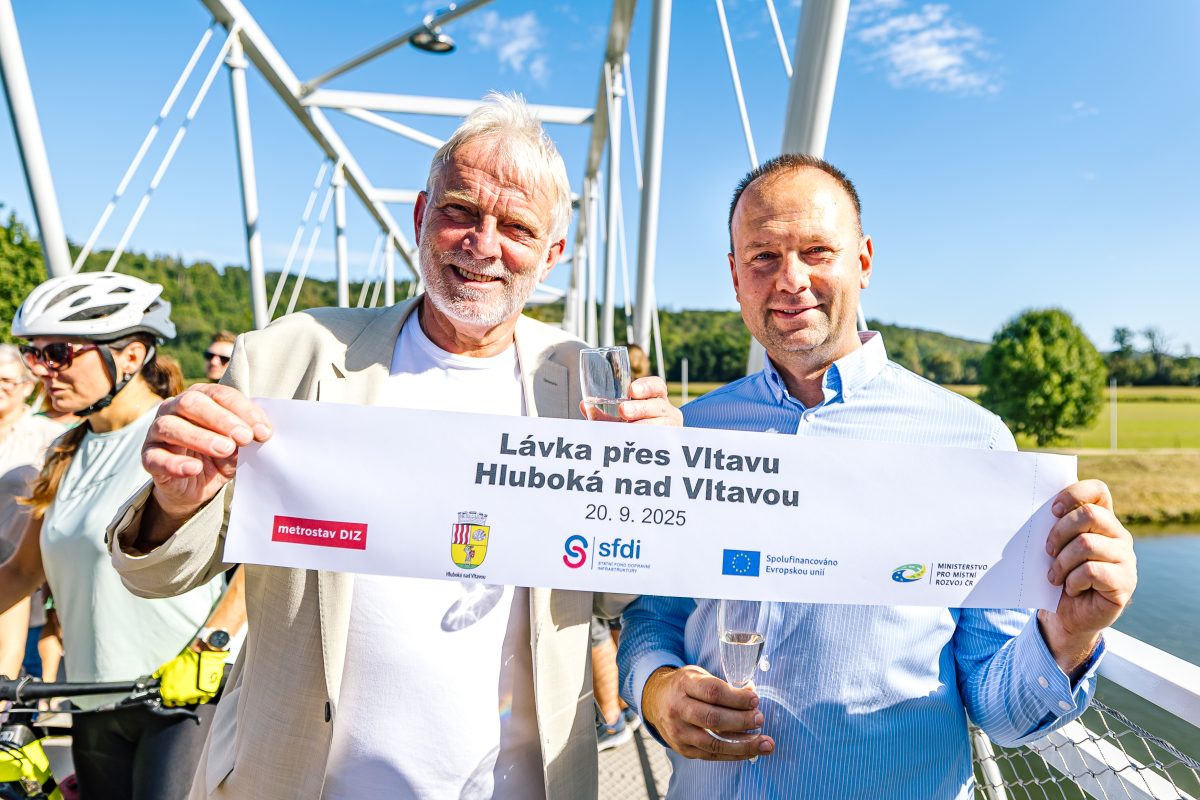 Starosta Tomáš Jirsa a Petr Bouška drží slavnostní pásku lávky v Hluboké
