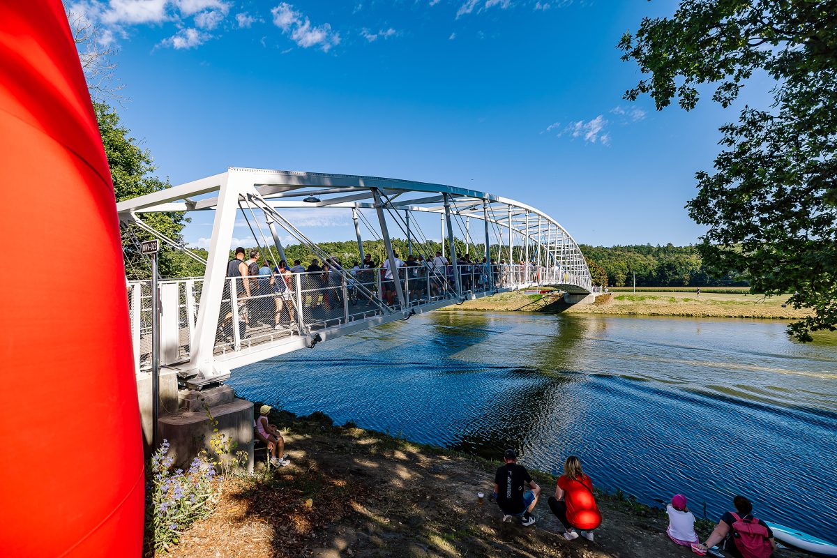 Nová lávka přes Vltavu v Hluboké nad Vltavou zaplněná lidmi