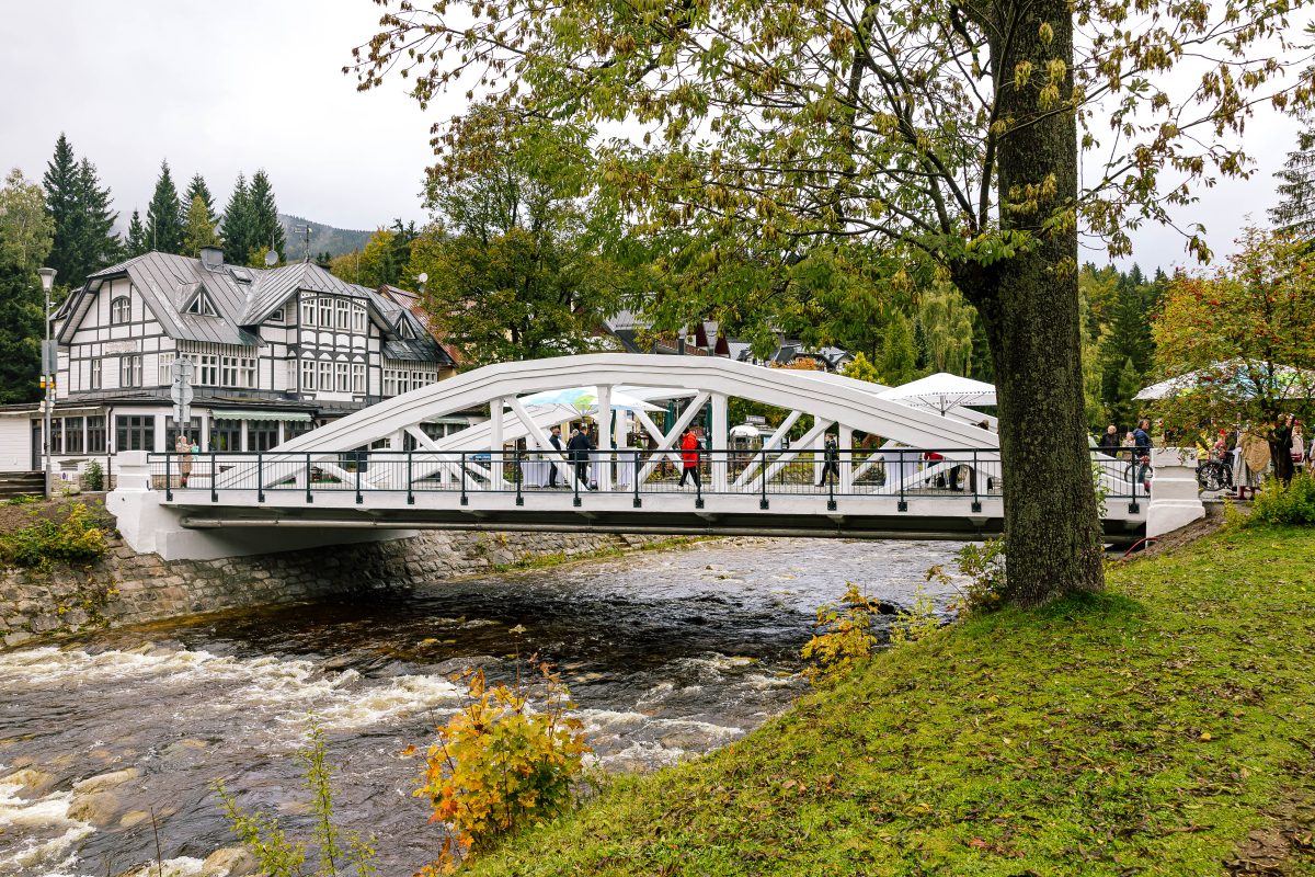 Nová lávka ve Špindlerově Mlýně spojuje Česko a Polsko a otevírá cestu dalším turistickým zážitkům.