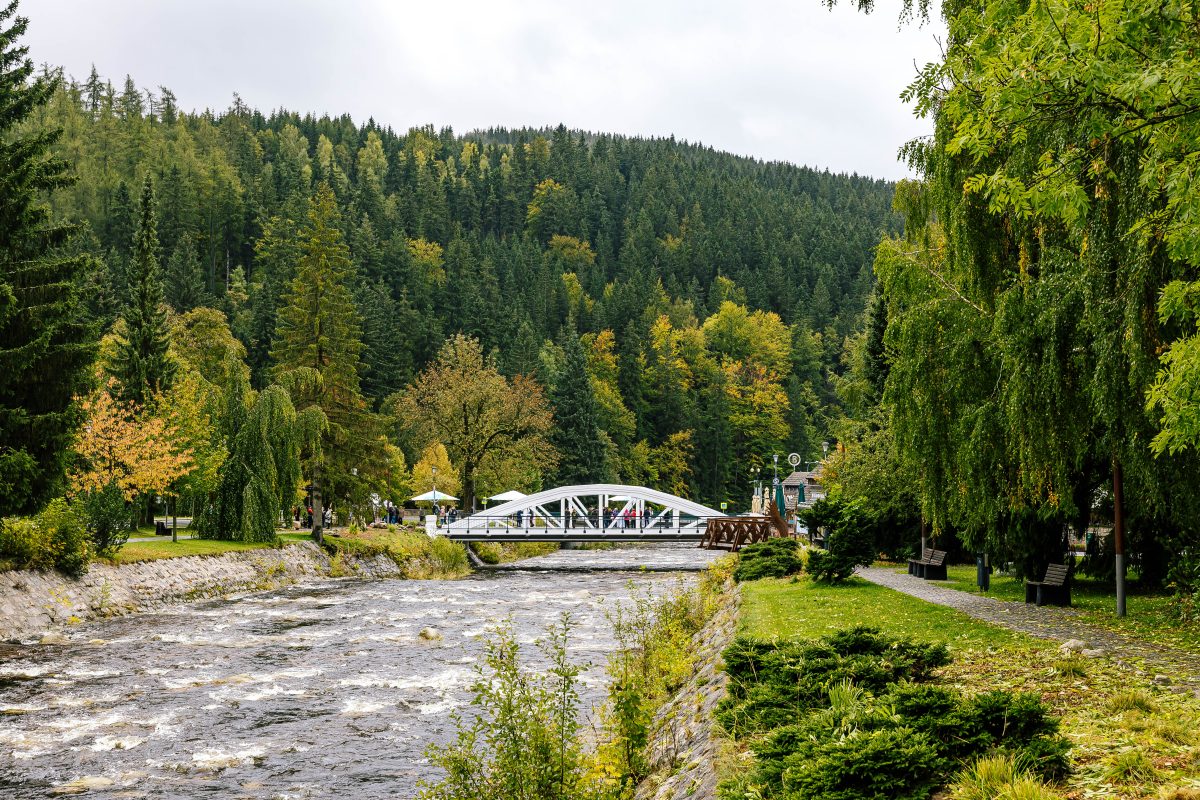 Nově opravený Bílý most ve Špindlerově Mlýně propojuje Česko a Polsko a otevírá cestu dalším turistickým zážitkům.