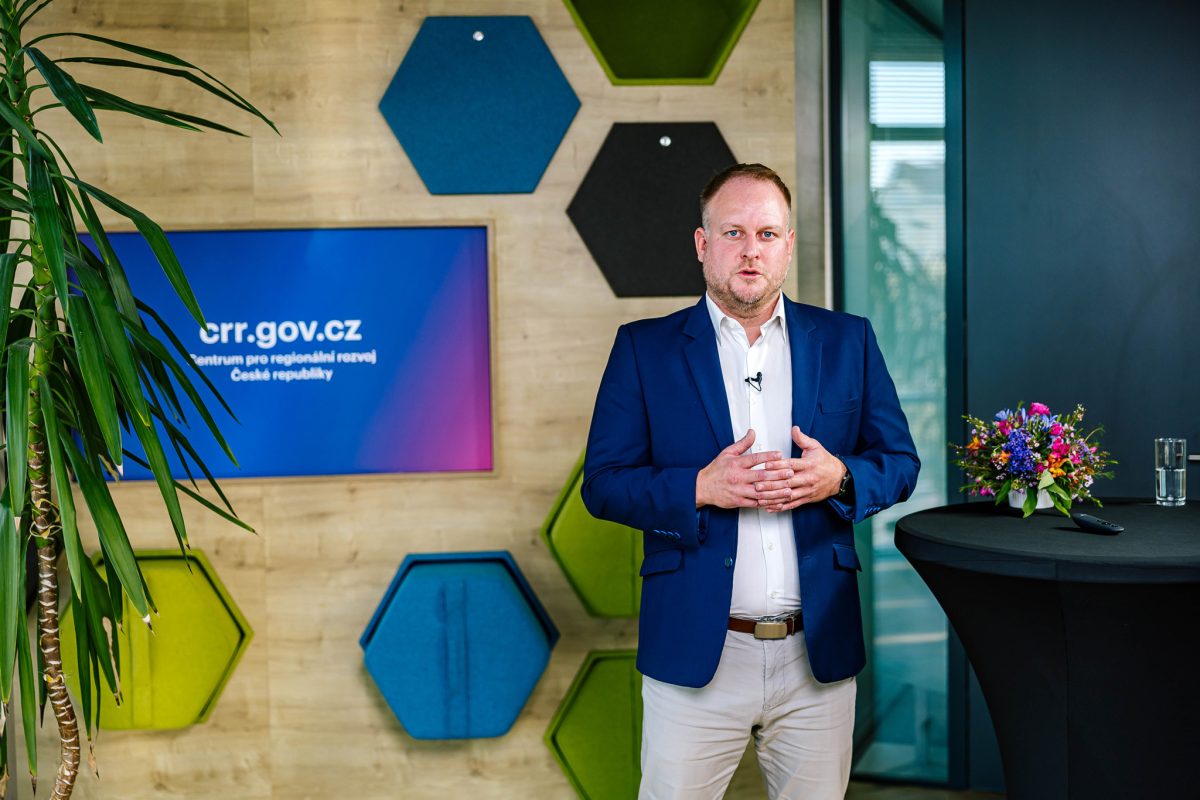 Jakub Kandl mluví při online konferenci Centra pro regionální rozvoj České republiky.