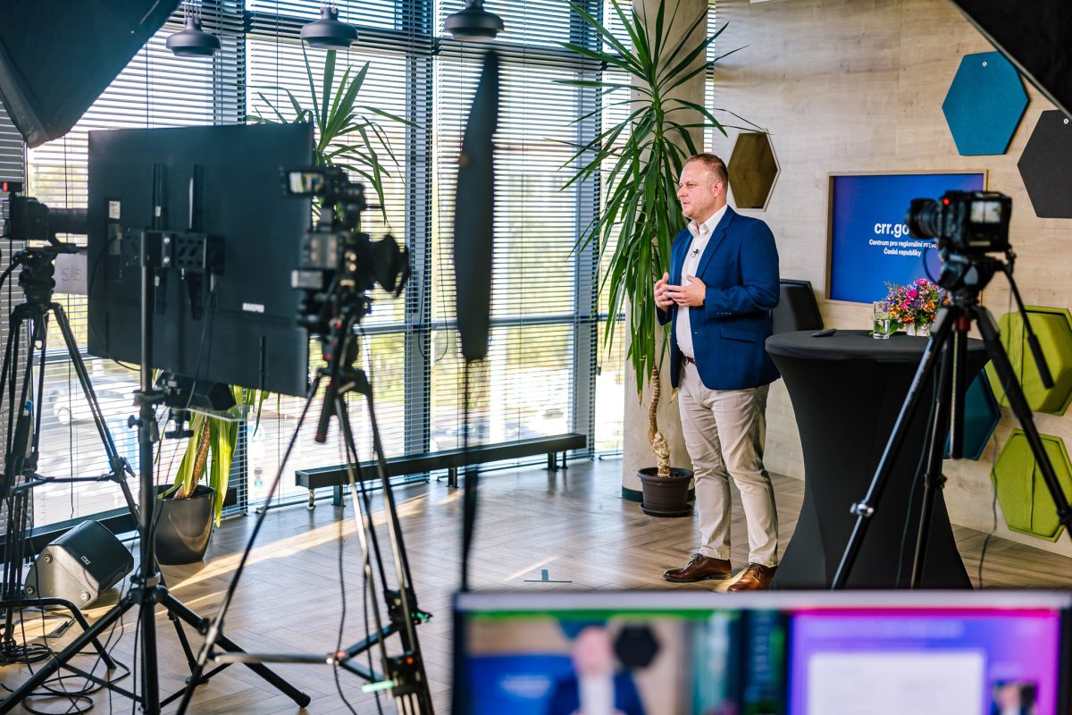 Jakub Kandl mluví při online konferenci Centra pro regionální rozvoj České republiky.