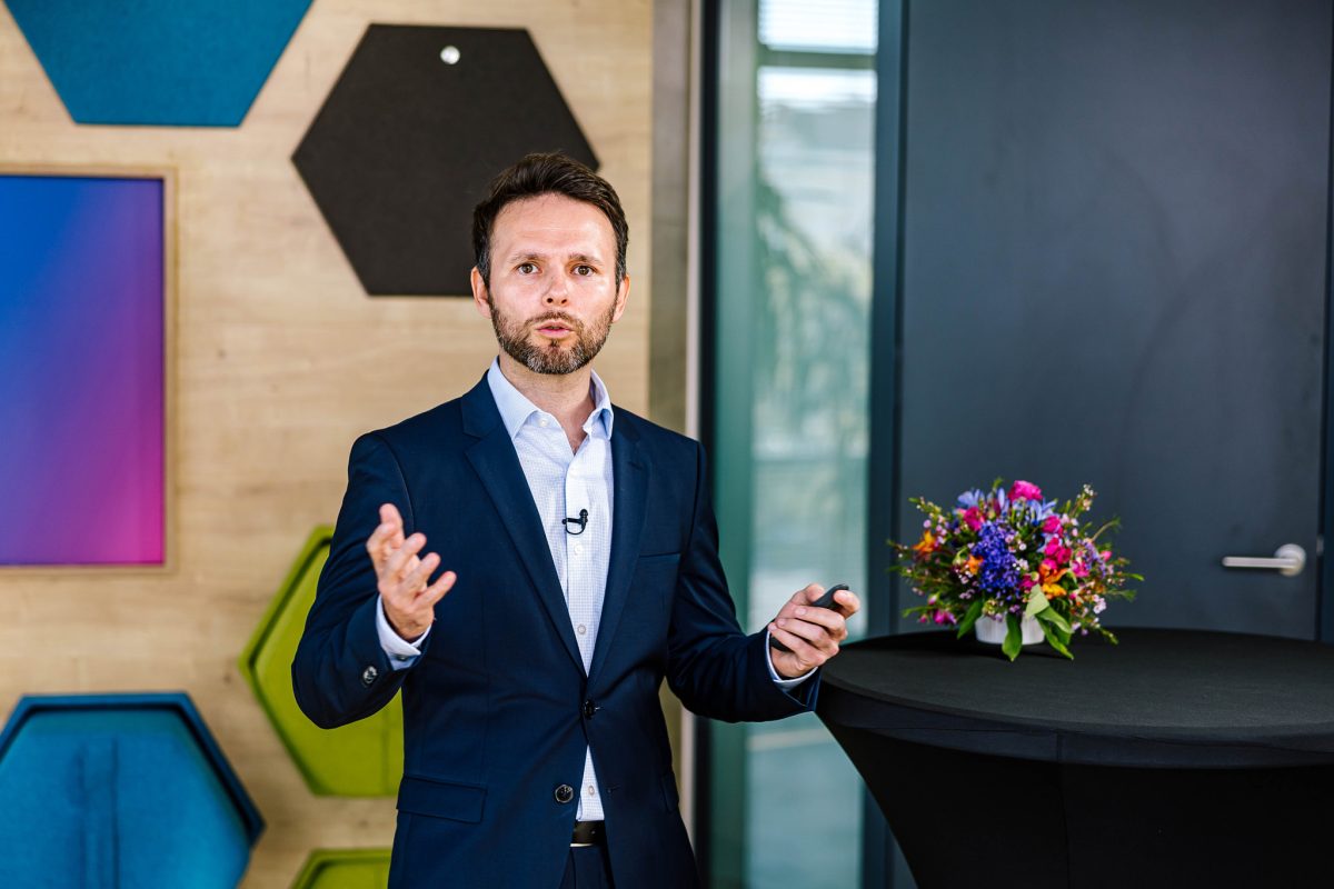 Jan Langhans prezentuje téma umělé inteligence ve veřejné správě při konferenci Centra pro regionální rozvoj.