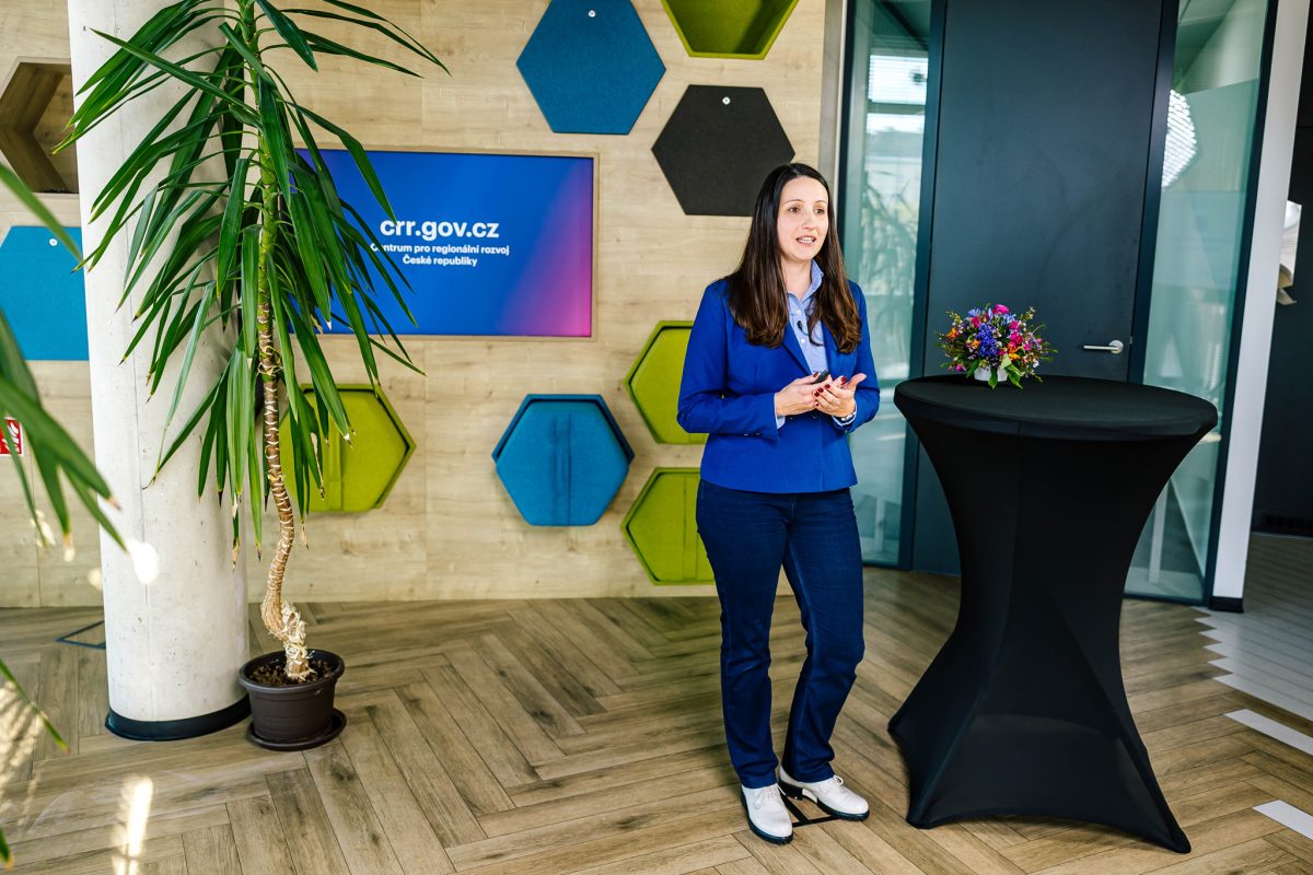 Gabriela Holíková prezentuje téma umělé inteligence a digitalizace ve veřejné správě.