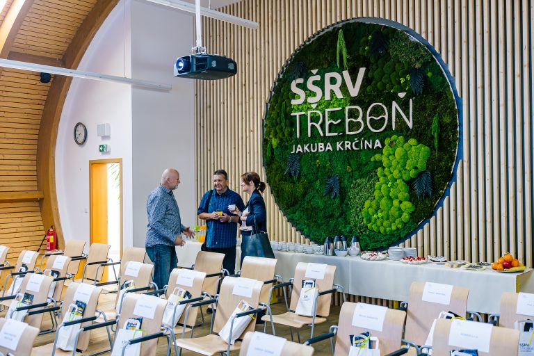 Účastníci akce si povídají v sále Střední školy rybářské a vodohospodářské Jakuba Krčína v Třeboni