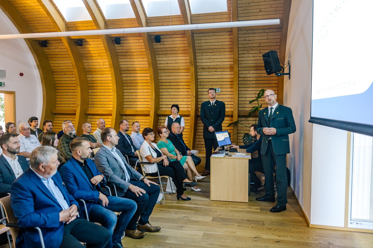 Prezentace probíhá před zaplněným sálem Střední školy rybářské a vodohospodářské v Třeboni.