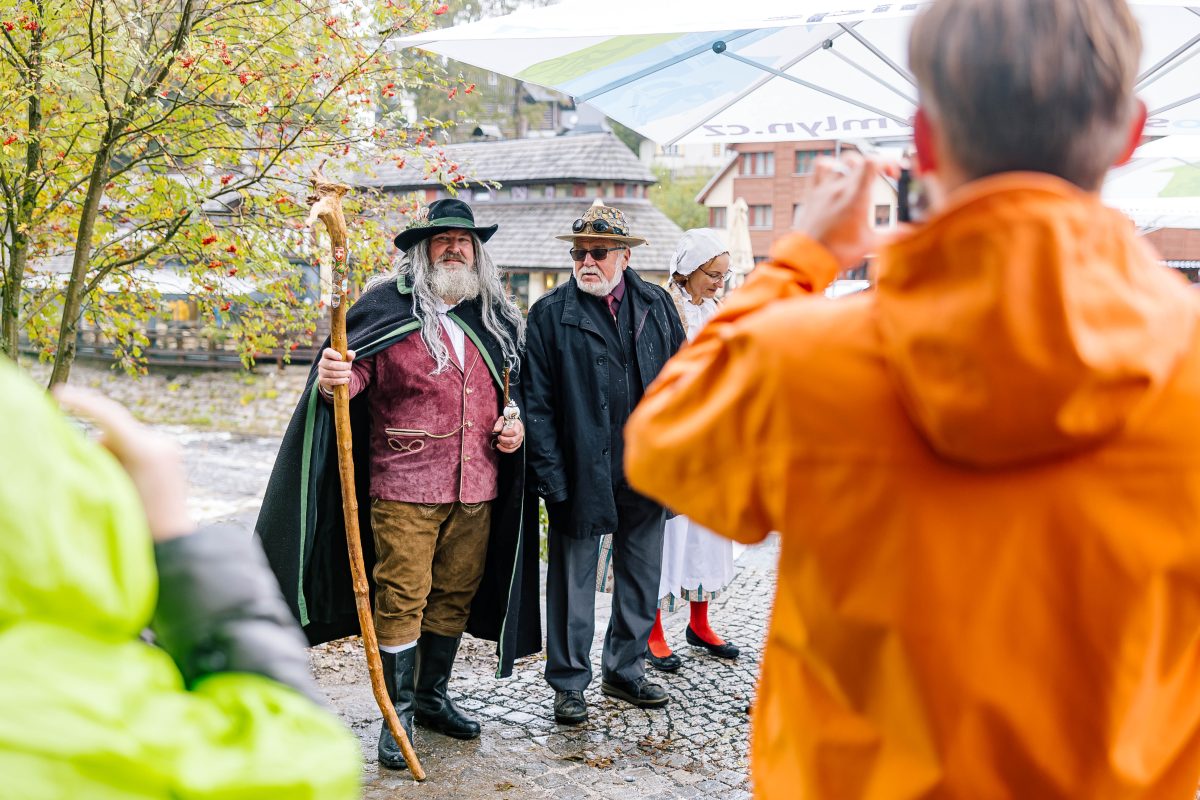 Krakonoš přichází k lávce ve Špindlu, aby osobně přivítal návštěvníky na jejím slavnostním otevření.