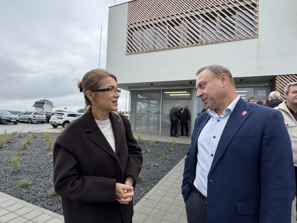 Ředitelka CRR Ostrava Gabriela Janošová a starosta Daniel Havlík společně otevírají novou MŠ Ludgeřovice