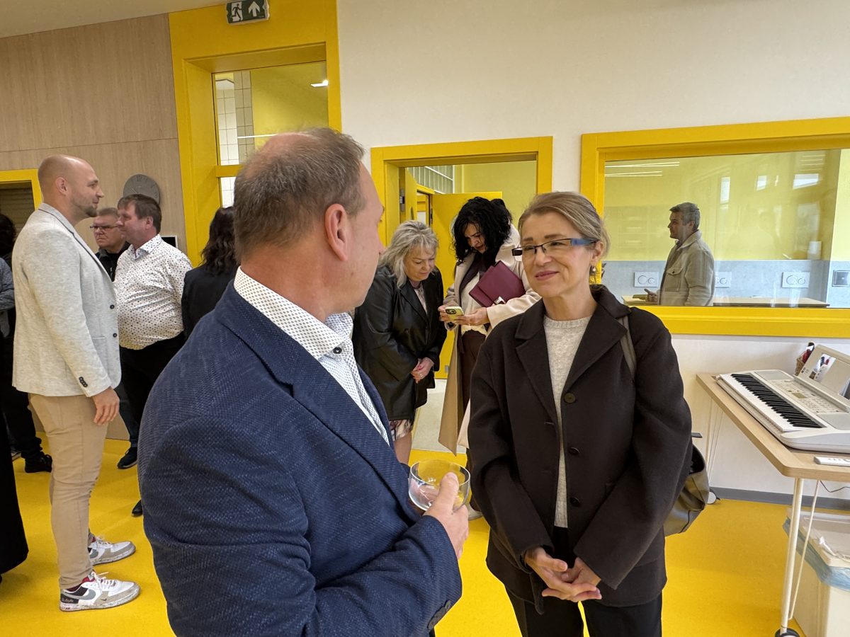 Ředitelka CRR Ostrava Gabriela Janošová a starosta Daniel Havlík společně otevírají novou MŠ Ludgeřovice