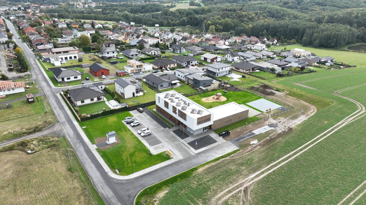 Nová MŠ Ludgeřovice nabízí moderní zázemí a herní zahradu v srdci rozvíjející se lokality.