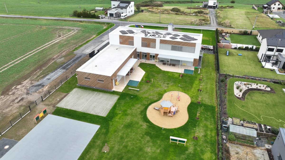 Nová MŠ Ludgeřovice nabízí moderní zázemí a herní zahradu v srdci rozvíjející se lokality.