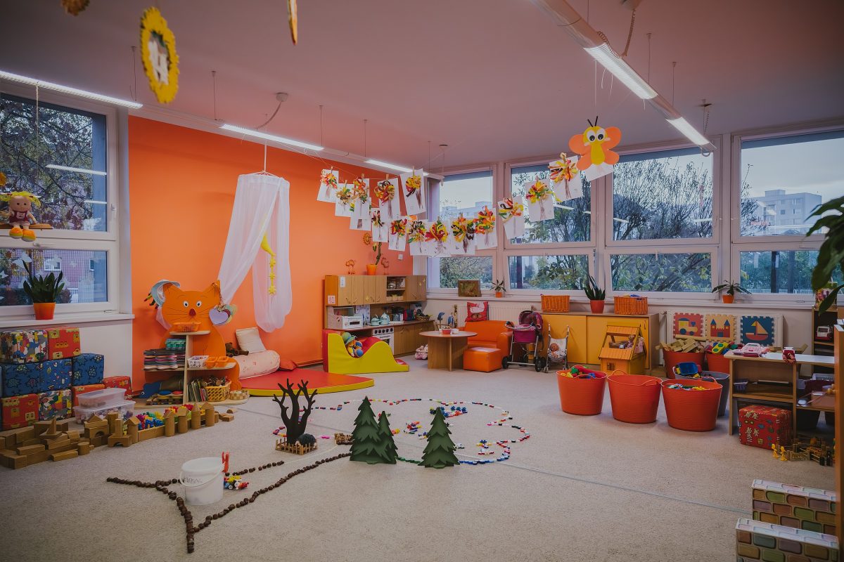 Barevná herna s hračkami a výzdobou v mateřské škole Zavadilka v Jaroměři.
