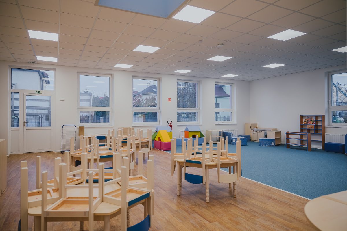 Prostorná třída mateřské školy Zavadilka s novým nábytkem a hračkami připravená pro děti.