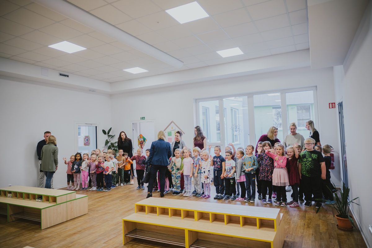 Děti z mateřské školy Zavadilka stojí v řadě a čekají na zahájení slavnostního otevření.