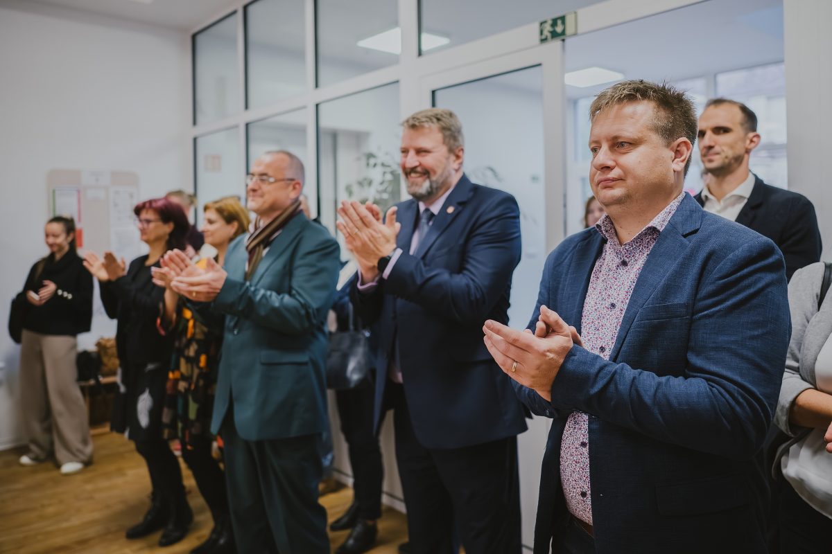 Hosté tleskají během slavnostního otevření nové mateřské školy Zavadilka v Jaroměři.