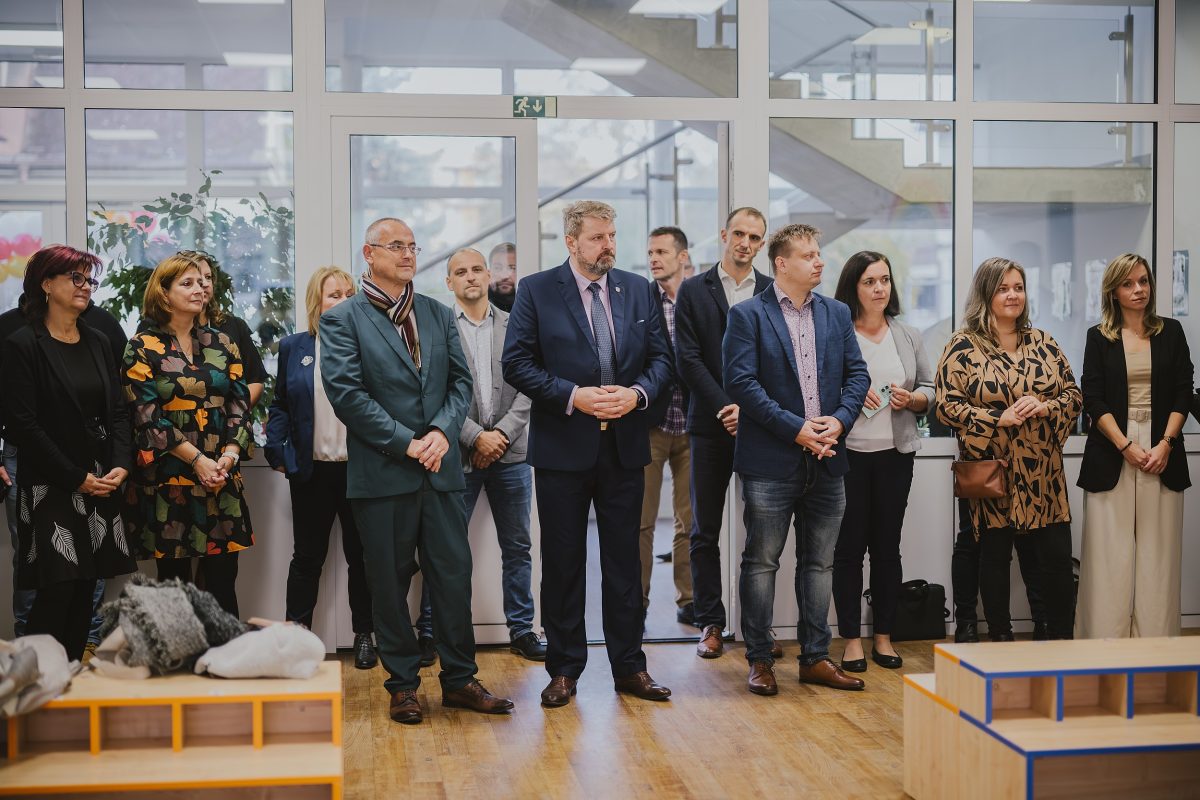 Zástupci města a hosté sledují program při otevření mateřské školy Zavadilka v Jaroměři.