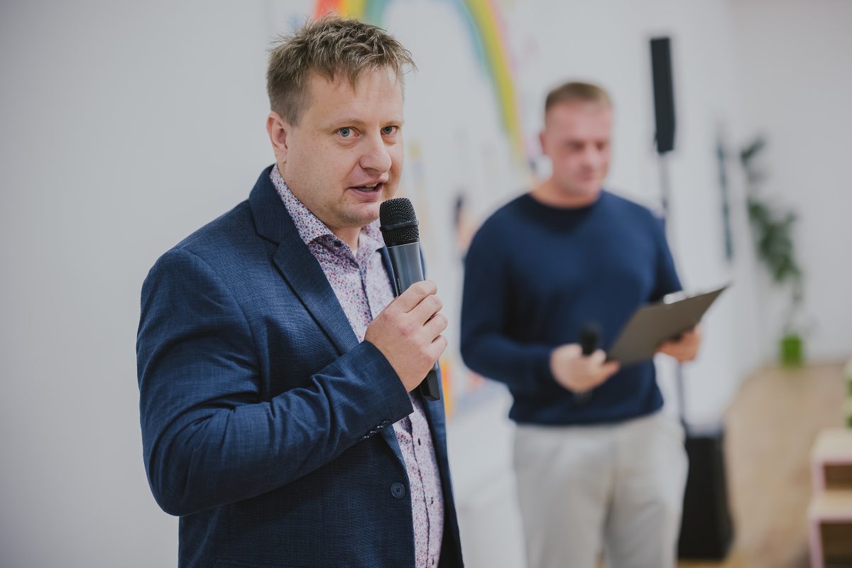 Jakub Řezníček, ředitel královehradecké pobočky CRR, hovoří do mikrofonu během slavnostního otevření mateřské školy Zavadilka v Jaroměři.