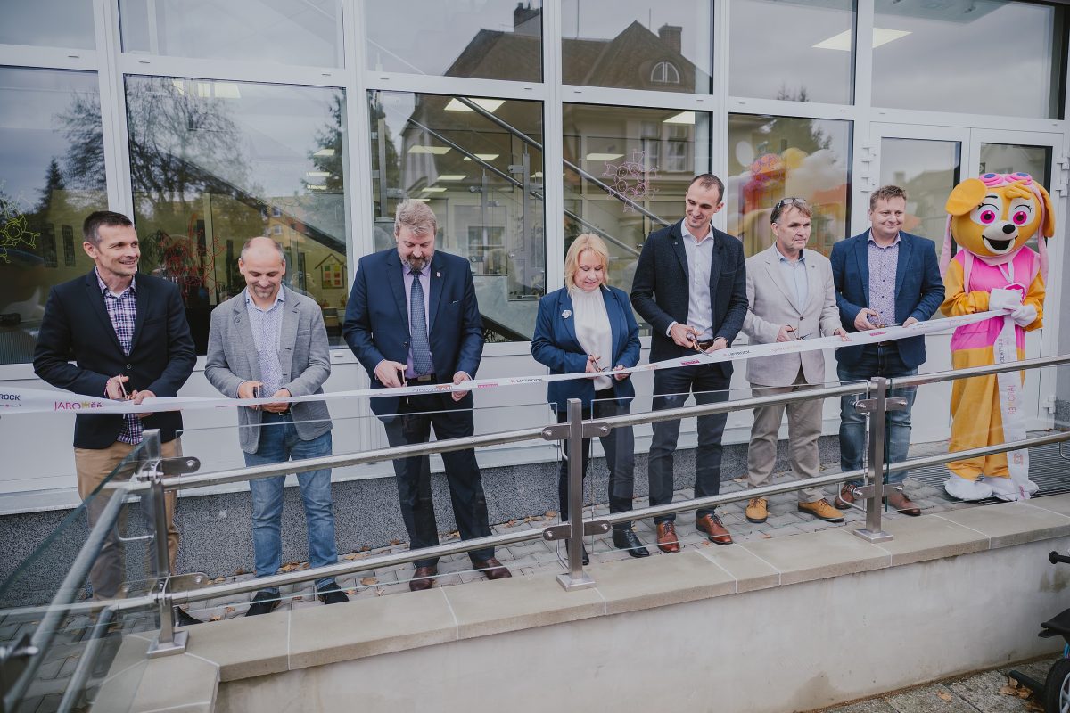 Přestřihávání pásky při slavnostním otevření mateřské školy Zavadilka.