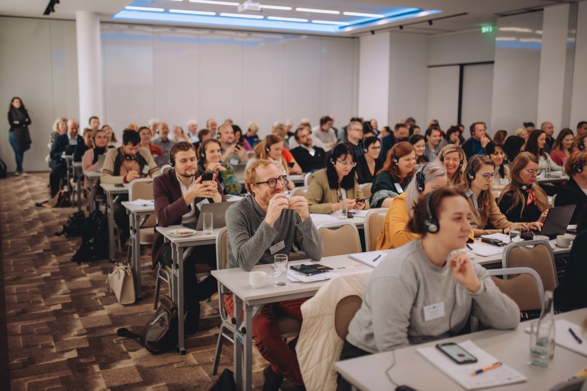 Účastníci Velkého síťovacího setkání programu Interreg Rakousko – Česko 2021–2027 v Brně při prezentaci a diskusi