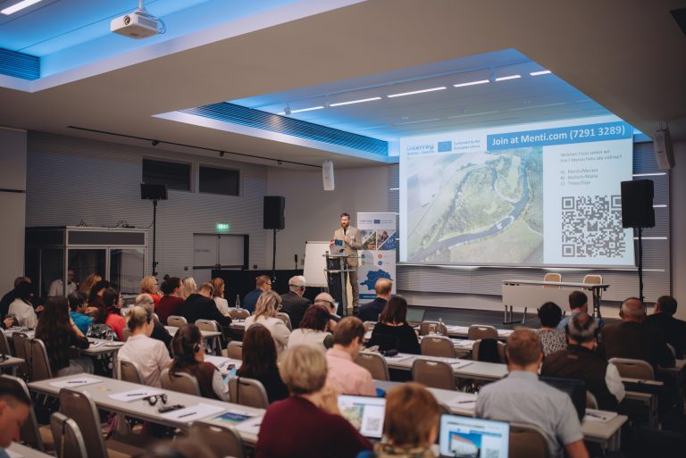 Prezentace a úvodní řečník na pódiu během setkání Interreg Rakousko – Česko 2021–2027 v Brně