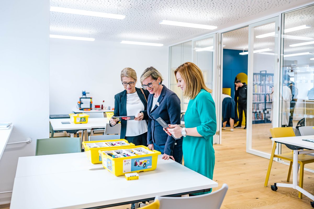 Lenka Kolářová a Gabriela Janošová na otevření Masarykovy knihovny Vsetín