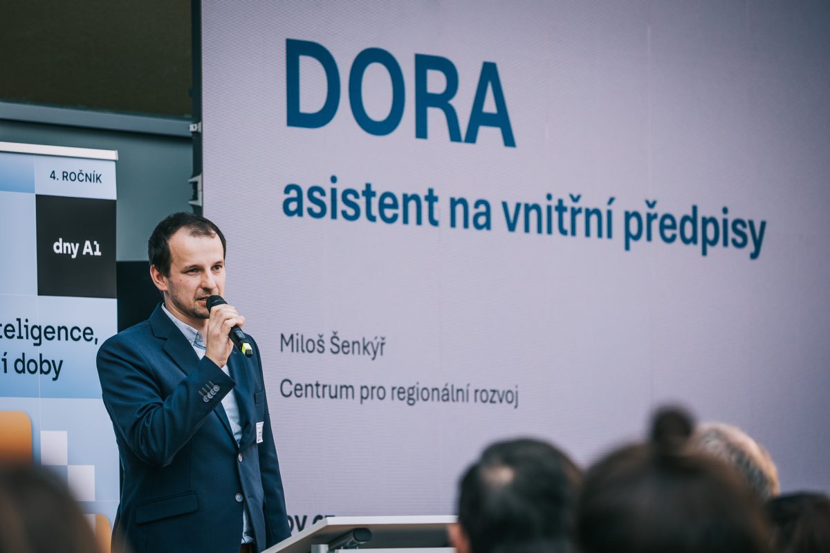 Kolega Miloš Šenkýř představil našeho asistenta DORU