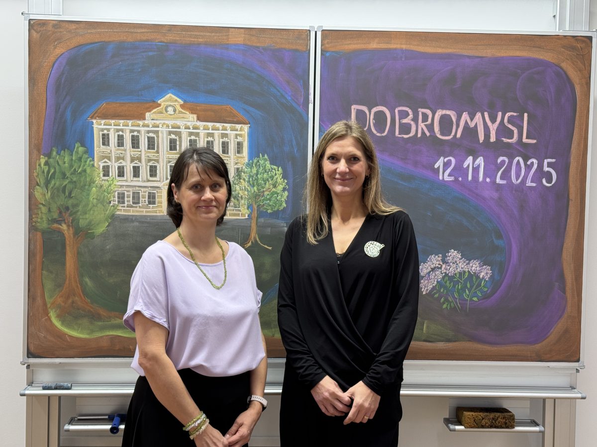 Ředitelka školy Silvie Kubová s ředitelkou CRR Plzeň Magdou Sýkorovou na slavnostním otevření nových učeben