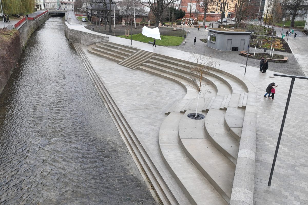 Proměna zanedbaného břehu Nisy na moderní veřejný prostor.