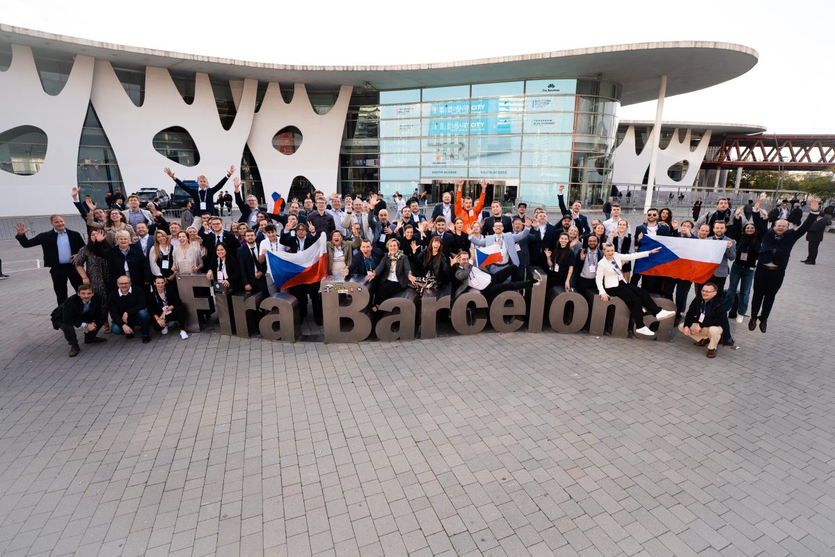 Skupinová fotografie české delegace před vstupem do výstaviště Fira Barcelona na Smart City Expo 2025