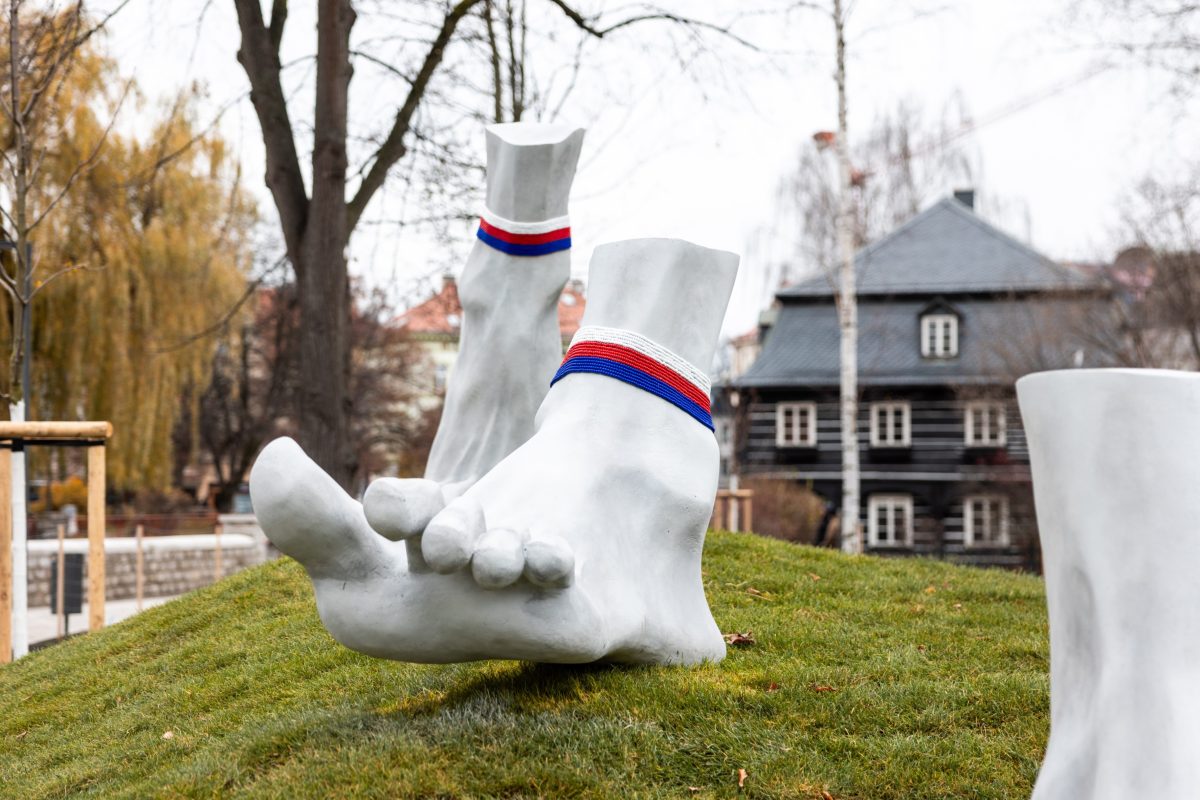 Součástí náplavky jsou i čtyři sochy Magdaleny Jetelové – výrazný umělecký prvek celého místa