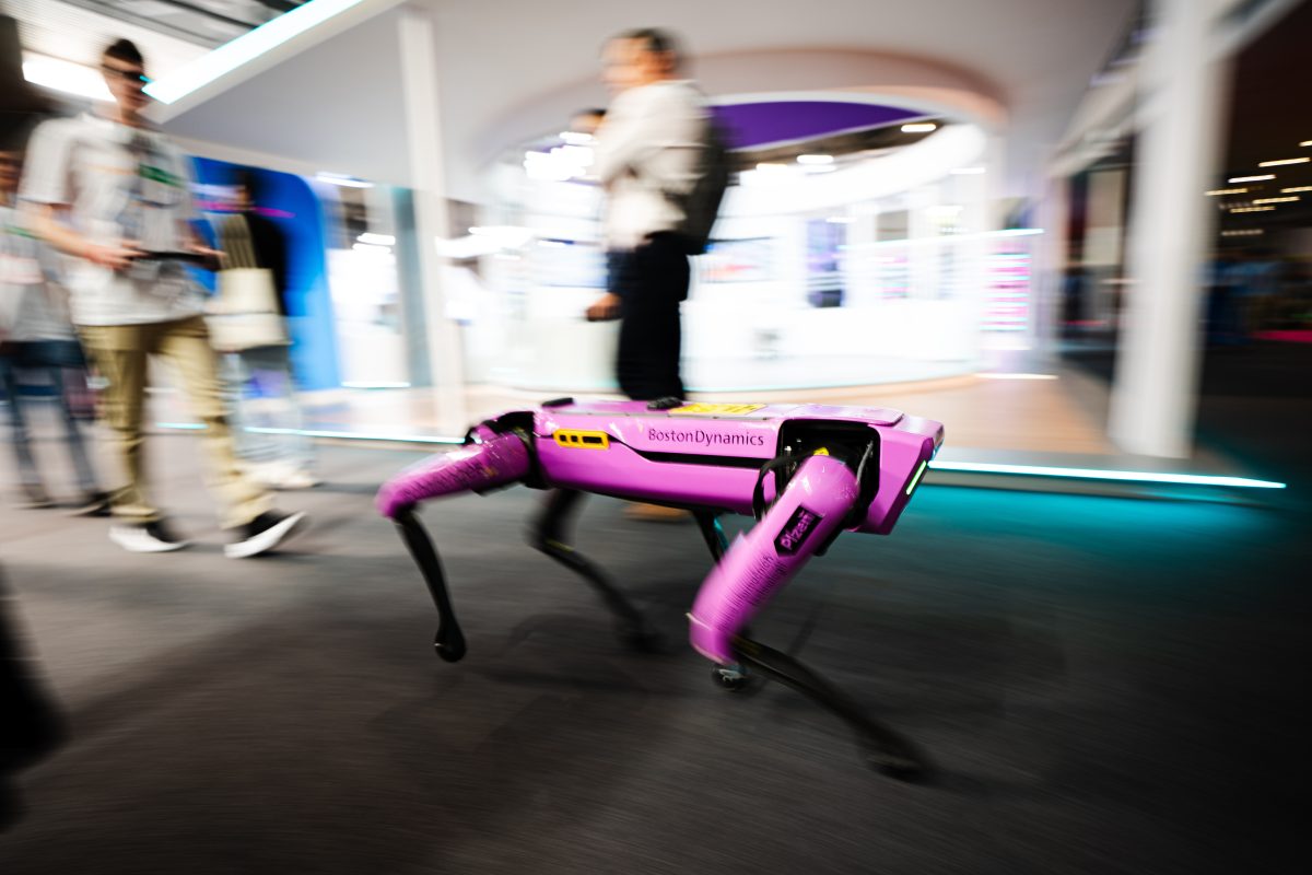 Robot v pohybu na veletrhu Smart City Expo 2025 v Barceloně