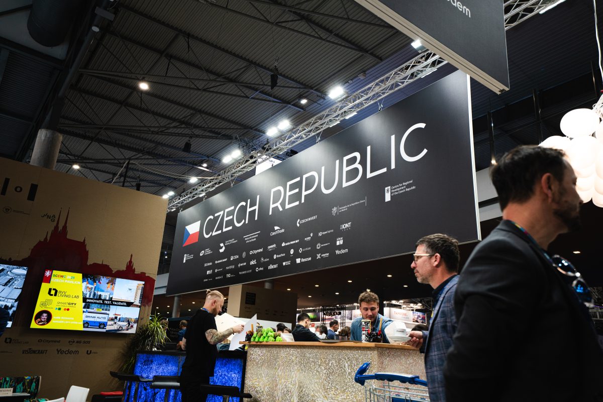 Hlavní vstup českého pavilonu s logem Czech Republic na Smart City Expo 2025
