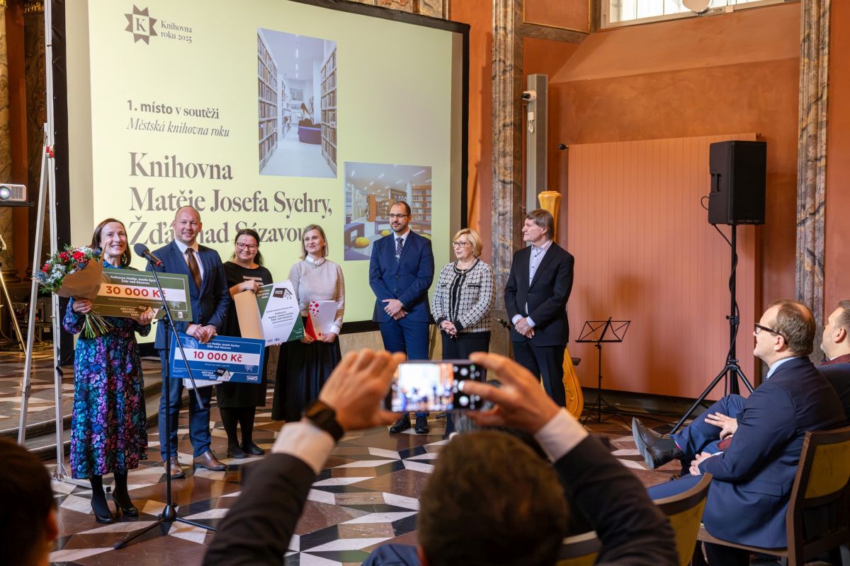 Na podzim se díky evropským fondům IROP podařilo kompletně zrekonstruovat žďárskou Knihovnu Matěje Josefa Sychry. Už o rok později nový prostor sklízí ceny.