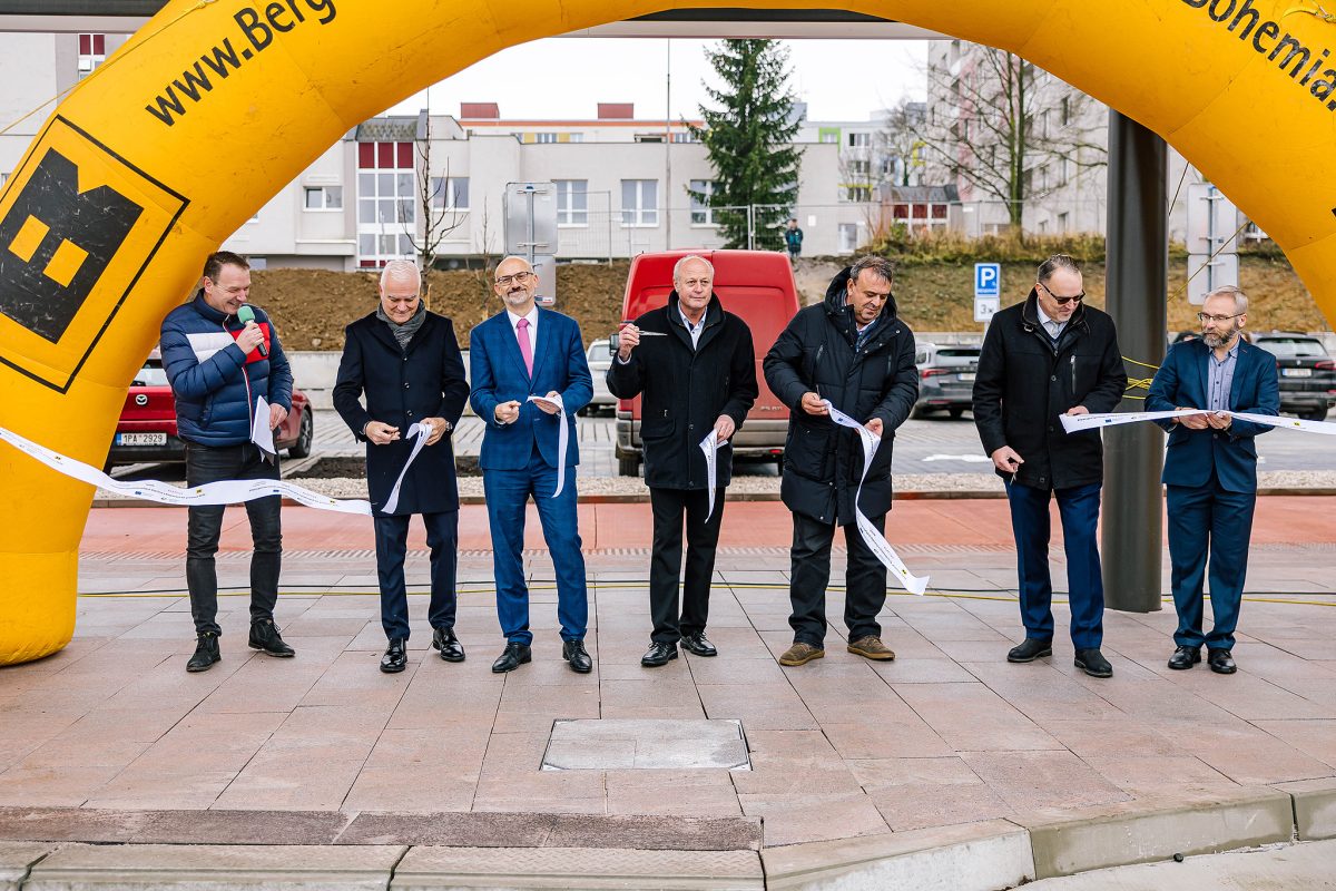 Nový přestupní terminál svedl vlaky, autobusy i auta na jedno místo.