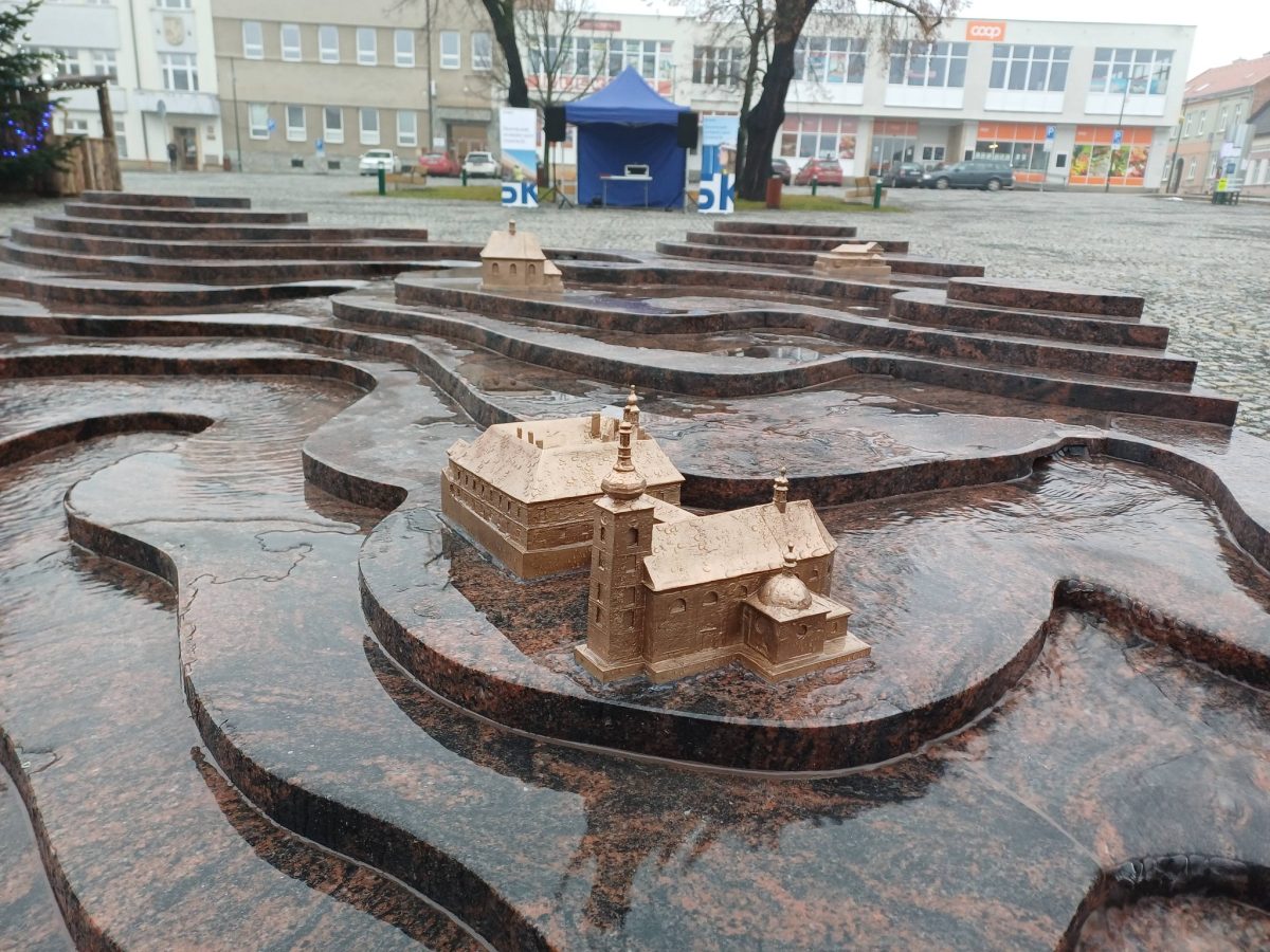 Nová kašna jako dominantní prvek zrevitalizovaného náměstí