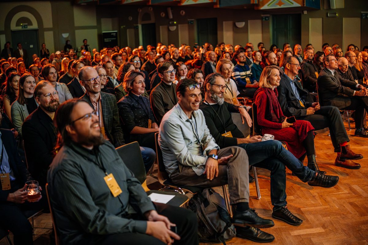 Publikum na AI Awards 2025 se směje a užívá si program při slavnostním vyhlášení vítězů.