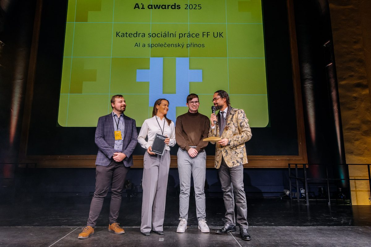 Zástupci Katedry sociální práce FF UK přebírají ocenění v kategorii AI a společenský přínos na AI Awards 2025.