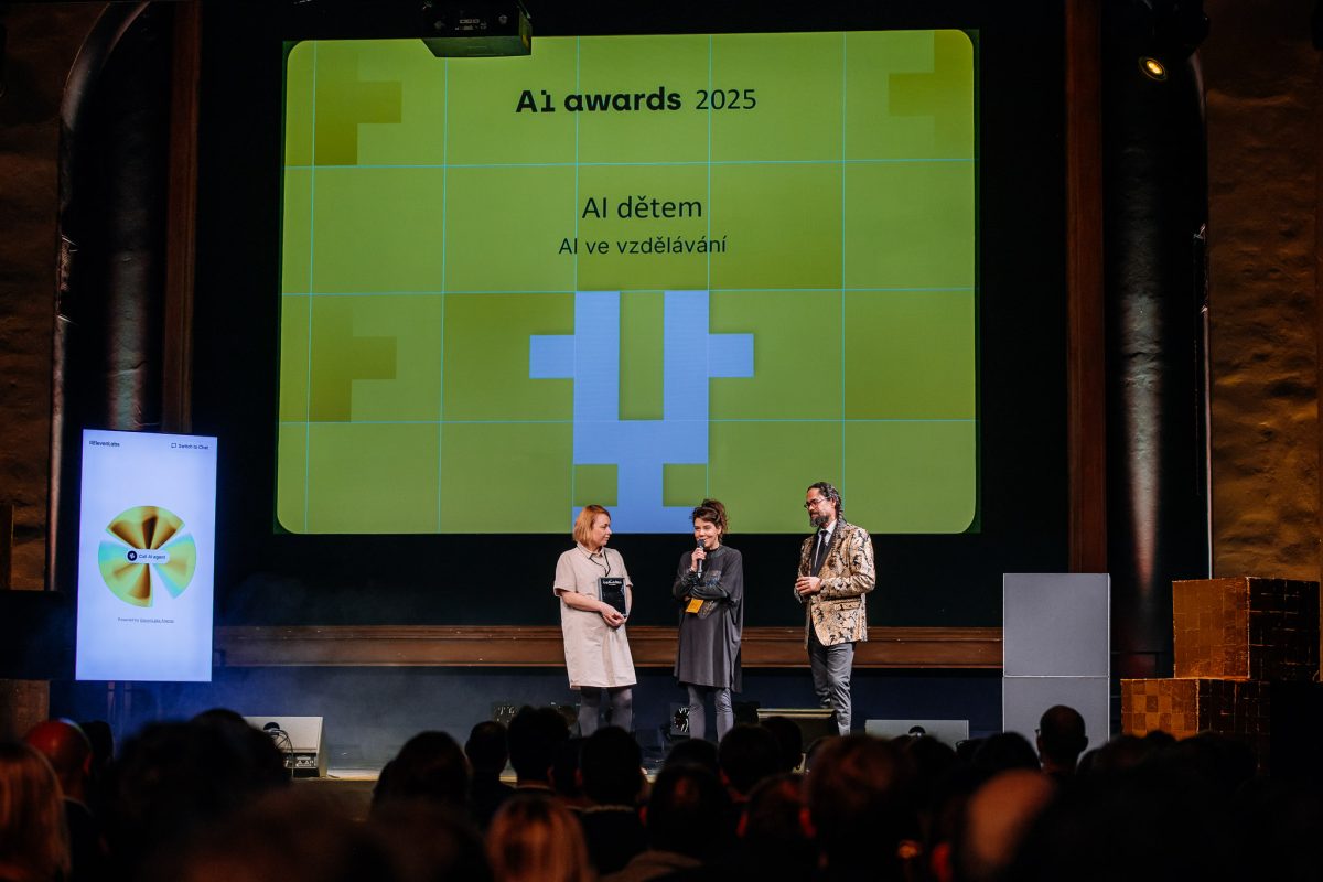 Tým projektu AI dětem přebírá ocenění v kategorii AI ve vzdělávání na AI Awards 2025 během slavnostního vyhlášení.