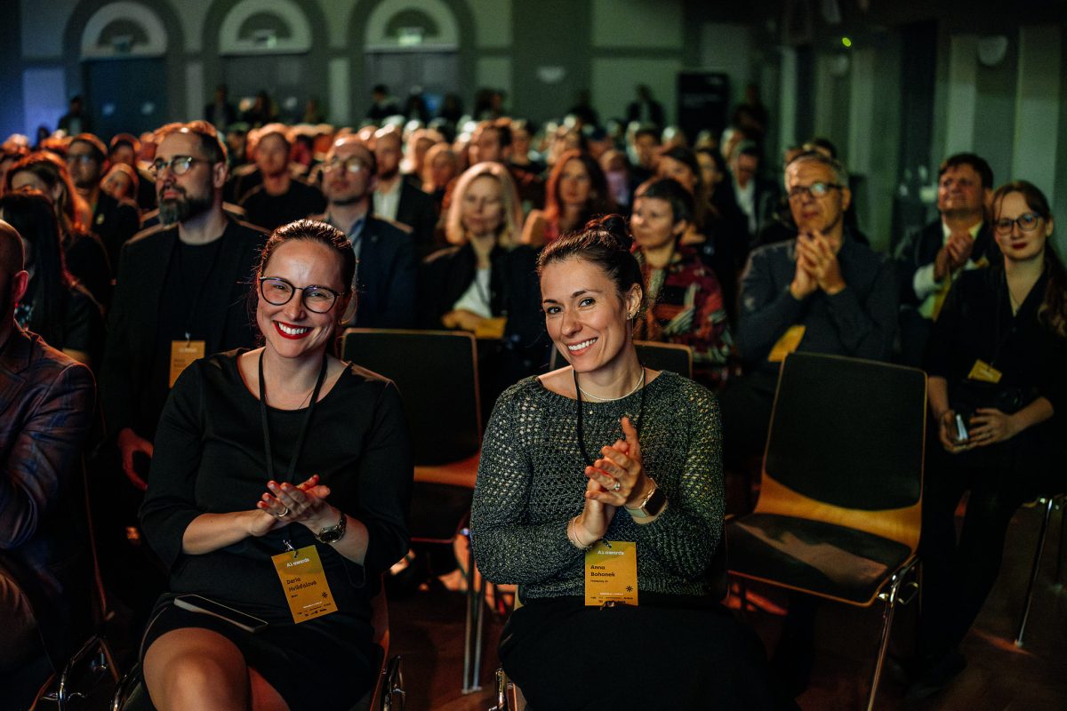 Publikum na AI Awards 2025 nadšeně tleská po vyhlášení další oceněné kategorie.
