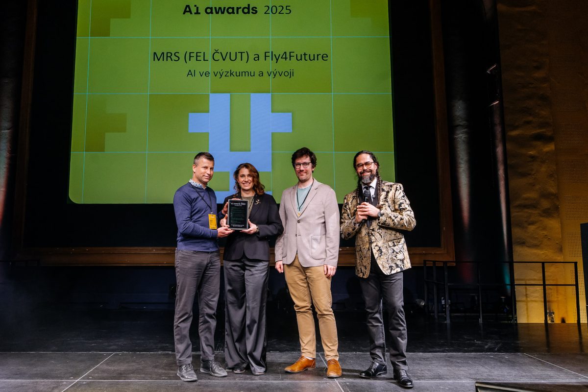 Tým MRS z FEL ČVUT a Fly4Future přebírá ocenění v kategorii AI ve výzkumu a vývoji na AI Awards 2025.