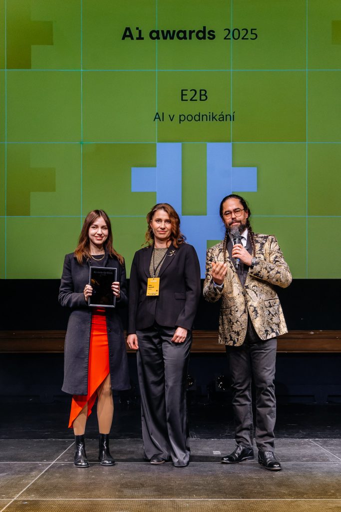 Zástupci E2B na pódiu přebírají cenu za AI v podnikání na AI Awards 2025.