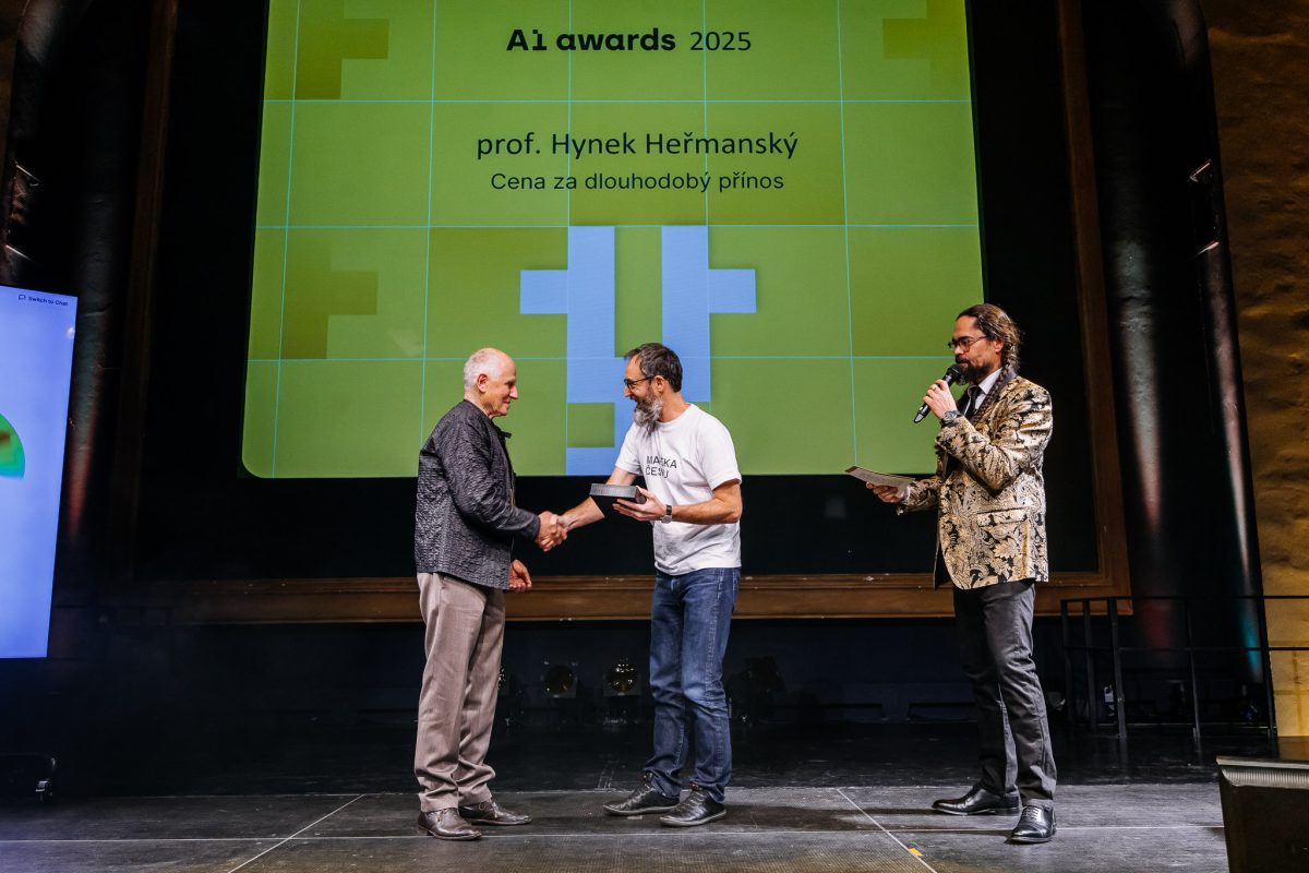 Profesor Hynek Heřmanský přebírá ocenění za dlouhodobý přínos v oblasti AI na AI Awards 2025.