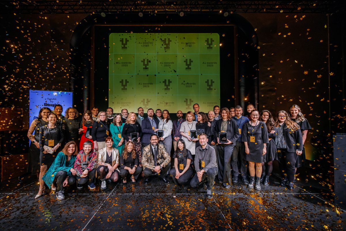 Skupinová fotografie všech oceněných a organizátorů AI Awards 2025.