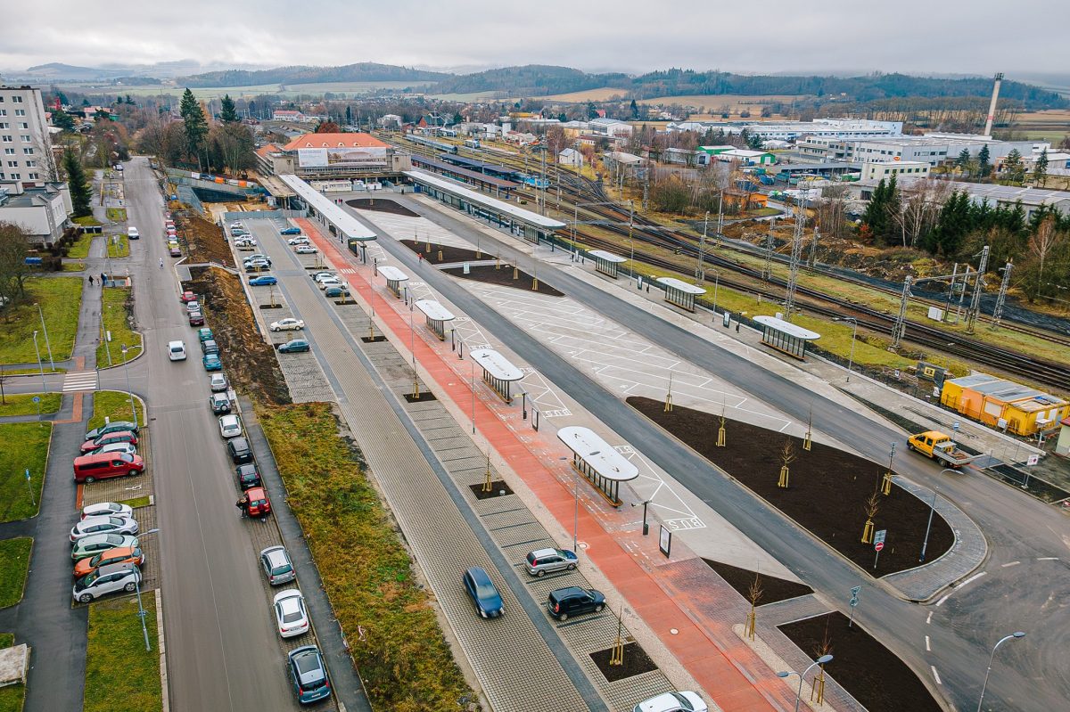 Nový přestupní terminál svedl vlaky, autobusy i auta na jedno místo. 