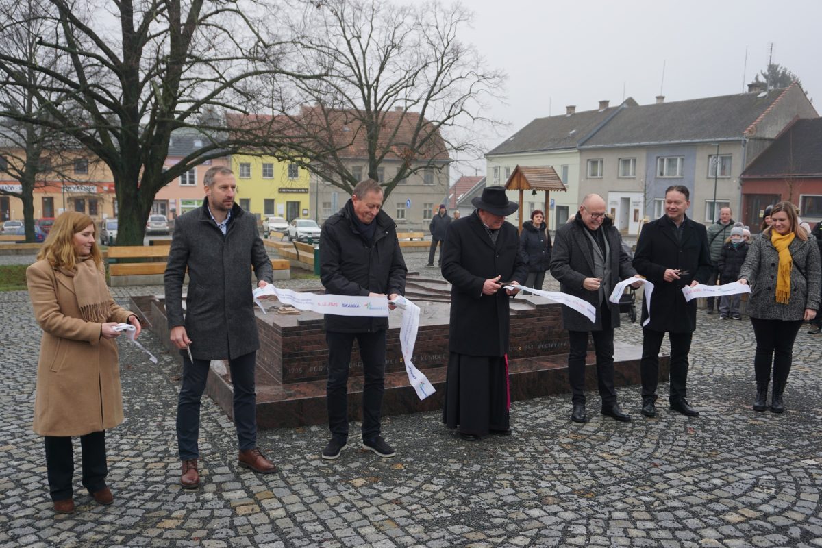 Symbolické přestřižení pásky na novém náměstí – Konice vstupují do zelenější budoucnosti