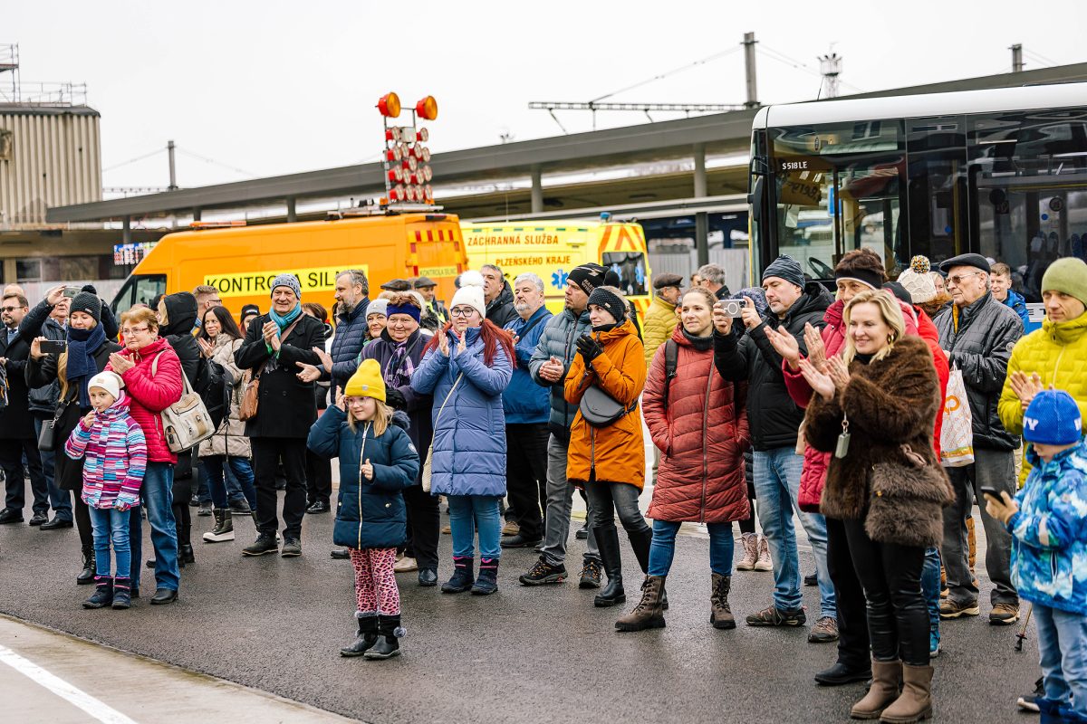 Nový přestupní terminál svedl vlaky, autobusy i auta na jedno místo.