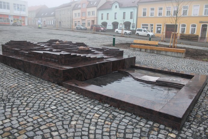 Nová kašna jako dominantní prvek zrevitalizovaného náměstí