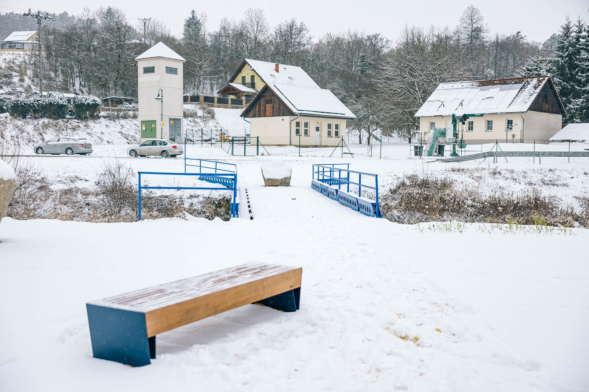 Povodňový park přivítal první návštěvníky včetně odvážných otužilců