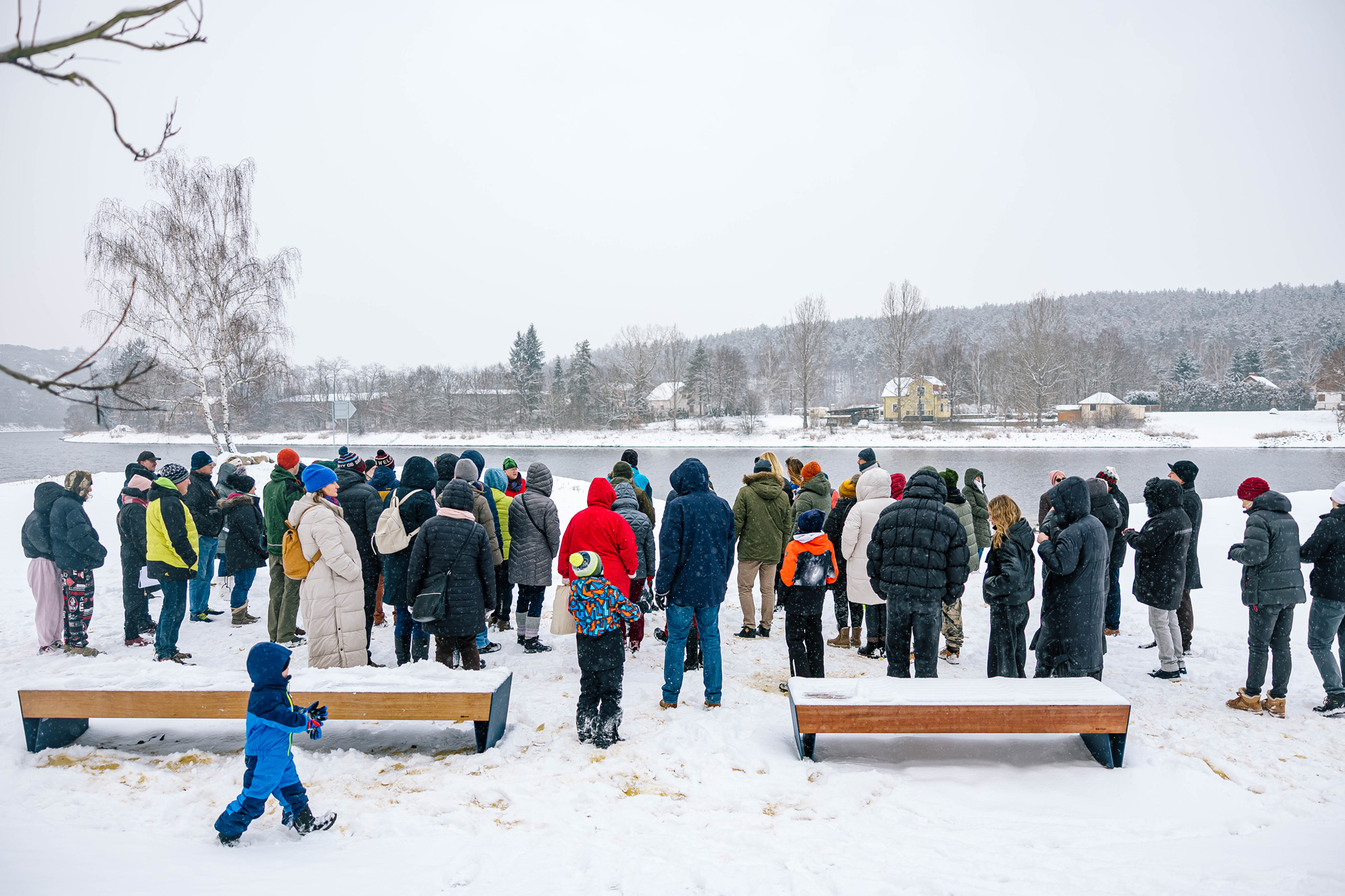 Povodňový park přivítal první návštěvníky včetně odvážných otužilců